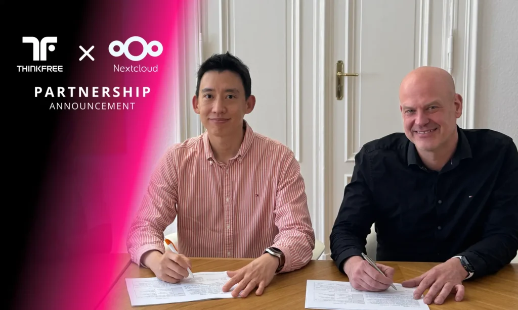 Thinkfree and Nextcloud CEOs signing partnership agreement